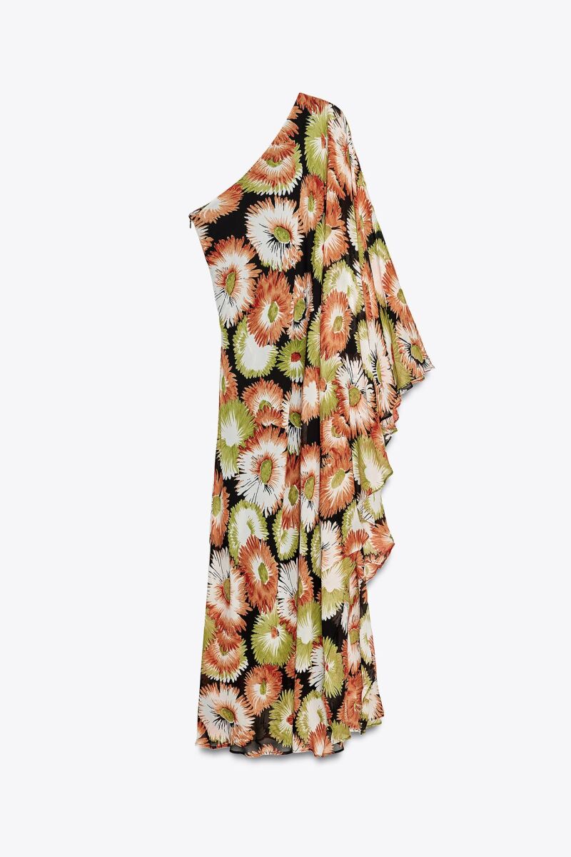 Vestido de escote asimétrico.