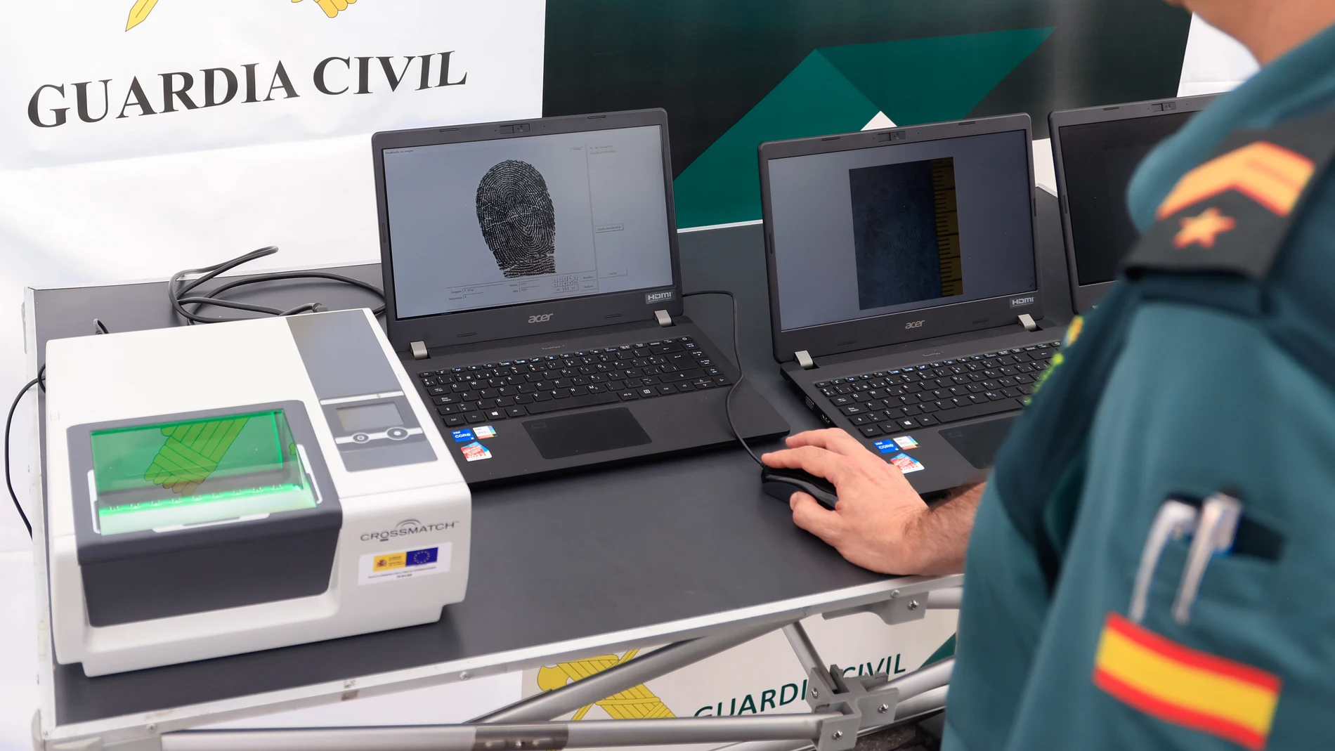 MADRID, 12/07/2025.- La Guardia Civil ha dado un paso más en la identificación de cadáveres y ha creado un puesto de trabajo portátil integral que agilizará la comprobación lofoscópica de la identidad de los fallecidos en grandes catástrofes, por muy inaccesible e inhóspito que sea el lugar del suceso. EFE/ Pablo R. Seco