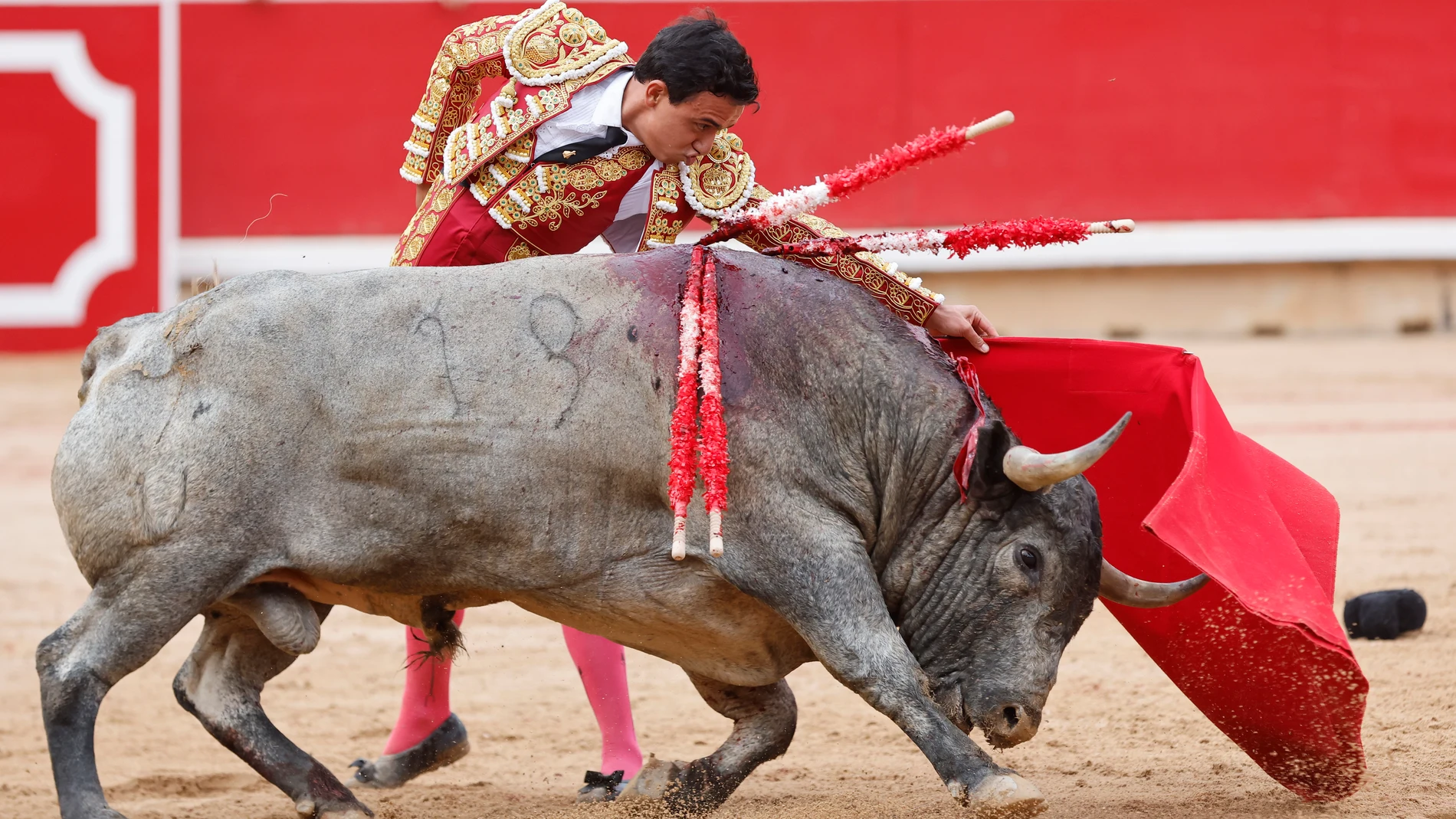 PAMPLONA, 12/07/2025.- El torero Juan de Castilla en su faena al primer toro de su lote durante la octava de abono de la Feria de Toro de los Sanfermines 2025 con toros de la ganadería de José Escolar y en la que comparte cartel con los diestros Rafaelillo y Fernando Robleño. EFE/ Villar López