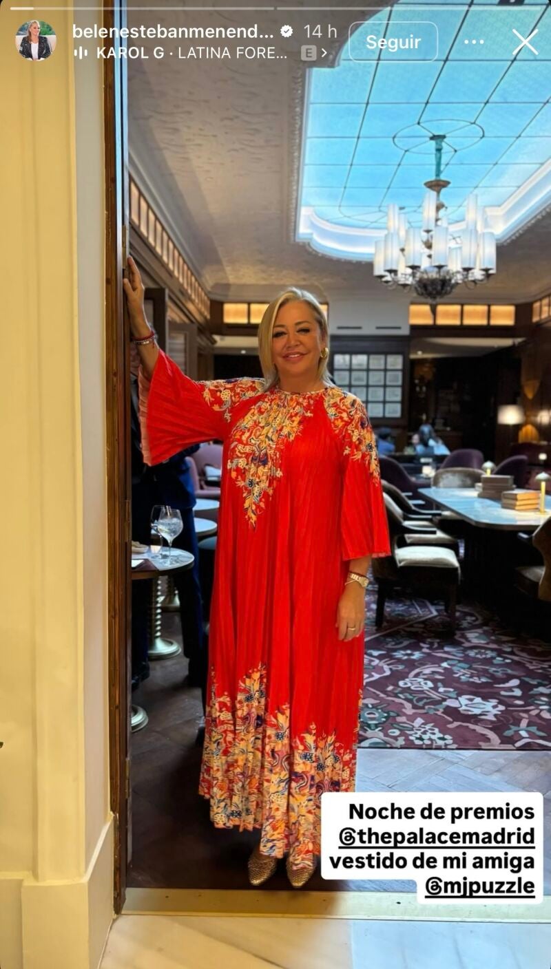 Belén Esteban con túnica en unos premios en Madrid.
