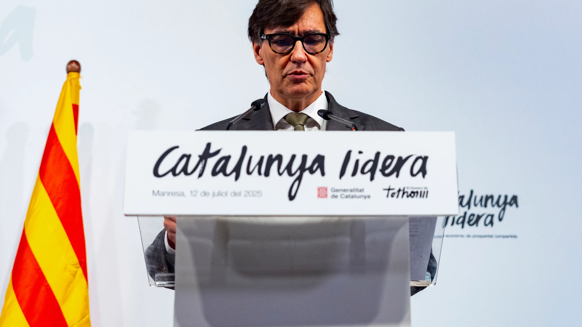 MANRESA (BARCELONA), 12/07/2025.- El presidente de la Generalitat, Salvador Illa, pronuncia la conferencia "Cataluña lidera. Un modelo económico de prosperidad compartida", este sábado en Manresa. EFE/ Siu Wu