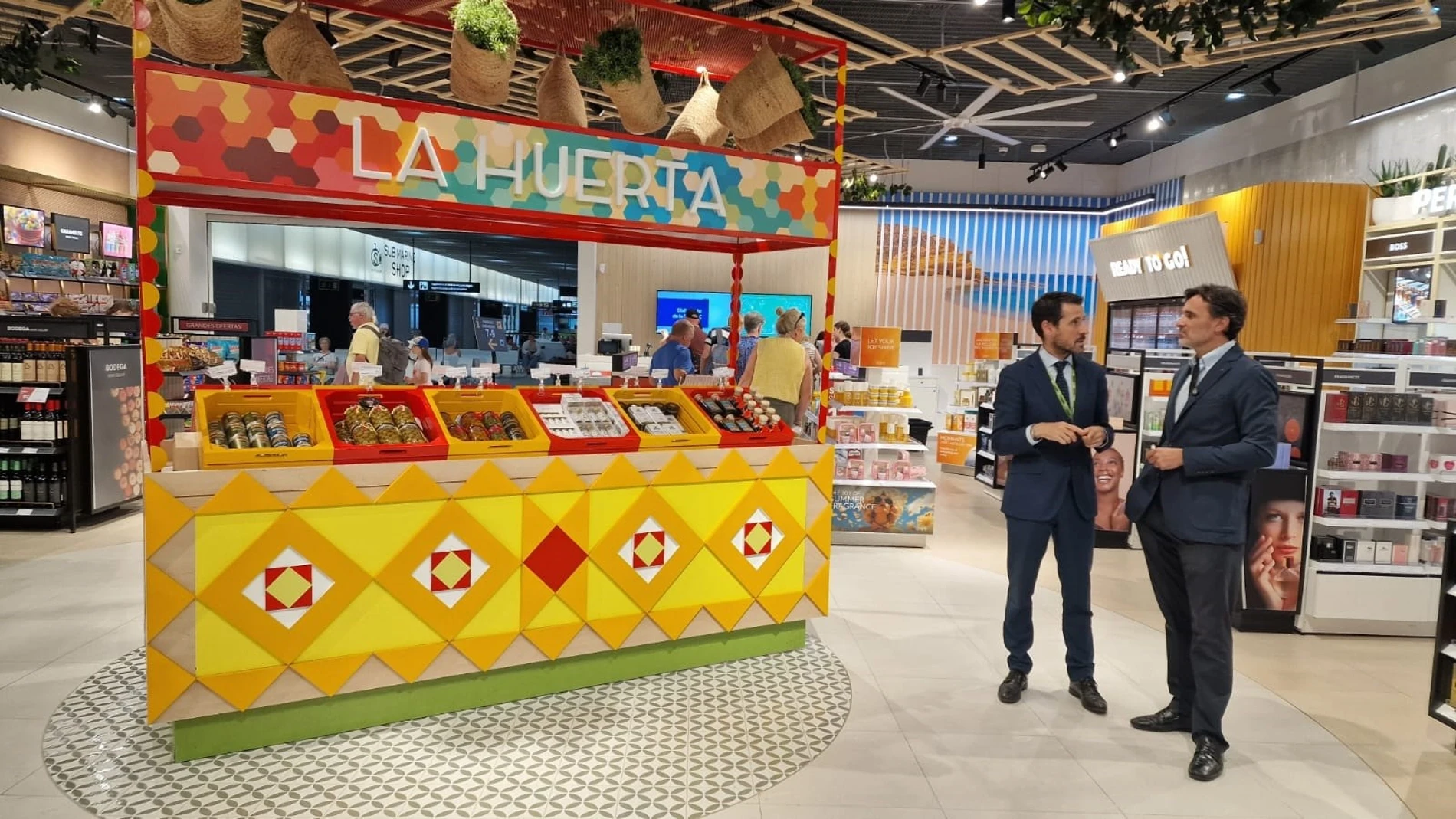 El consejero de Fomento e Infraestructuras, Jorge García Montoro, y el director del aeropuerto, Carlos San Martín, durante la visita a la nueva y ampliada zona comercial del Aeropuerto Internacional de la Región de Murcia Carme Ripollés / Europa Press 12/07/2025