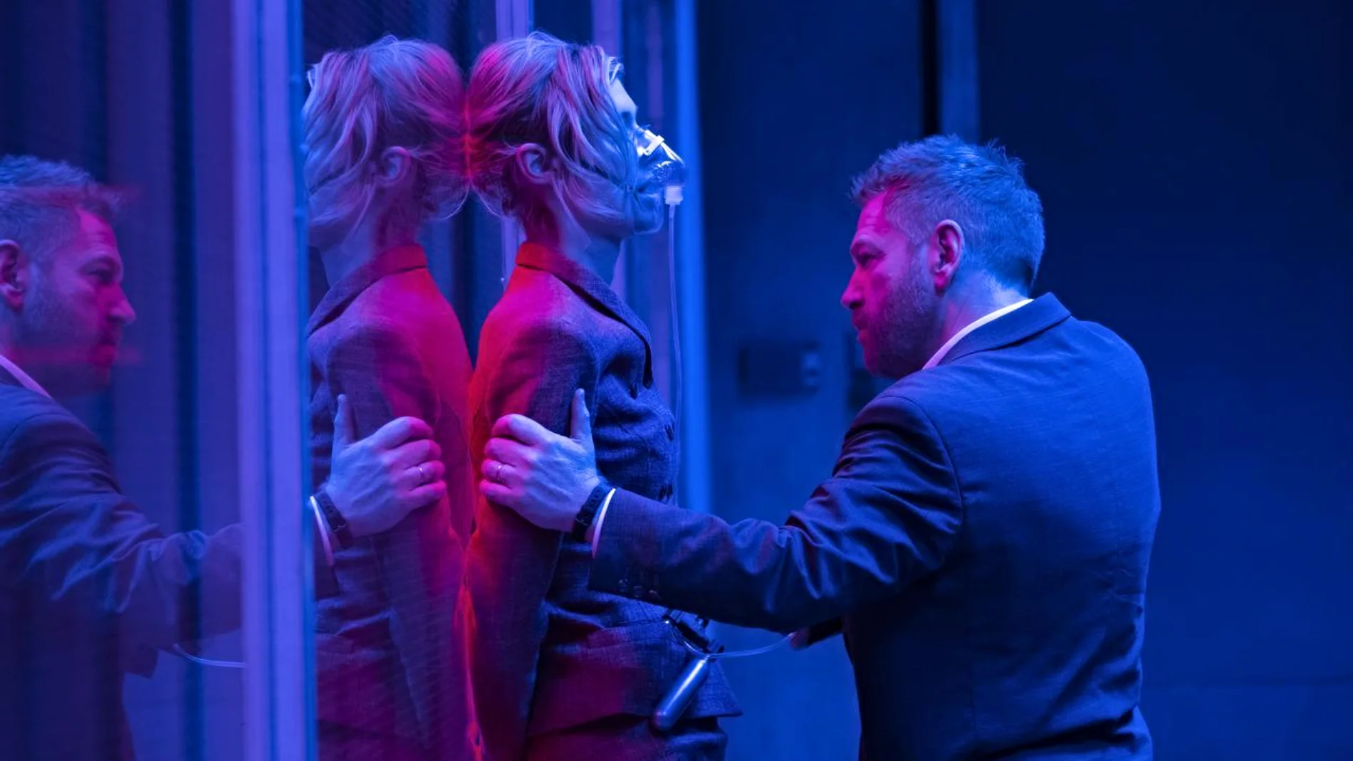 Elizabeth Debicki y Kenneth Branagh en una tensa escena