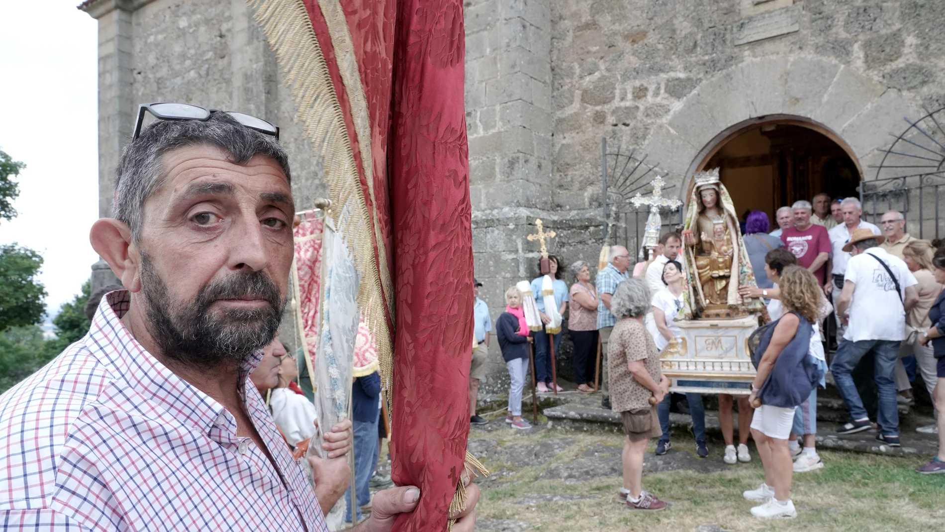 Celebración de la tradicional romería de El Voto a la Virgen del Castillo, en el municipio de El Royo, que congrega los pendones, cruces procesionales y estandartes de El Royo, Derroñadas, Hinojosa de la Sierra, Langosto y Vilviestre de los Nabos en torno a la ermita del mismo nombre