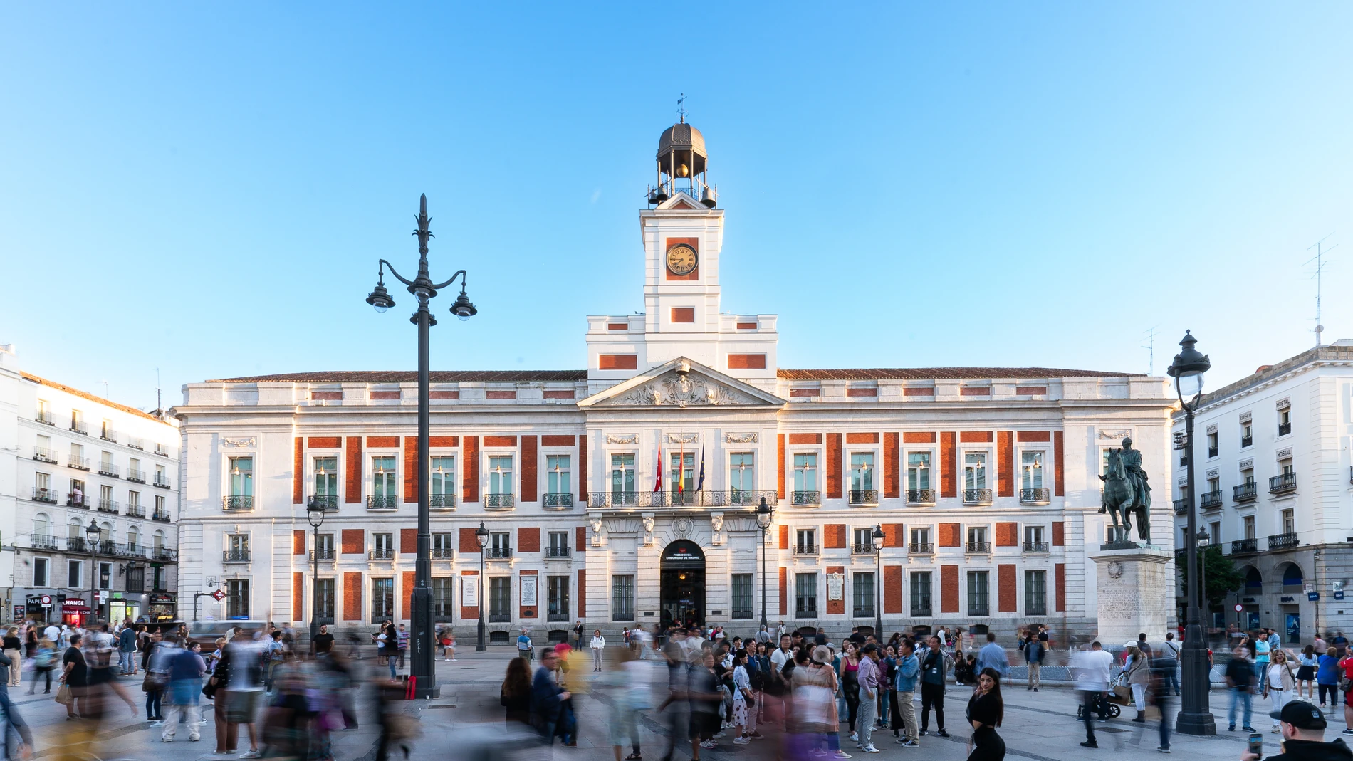 Madrid restaura la fachada de la Real Casa de Correos en su 40º aniversario como sede del Gobierno regional