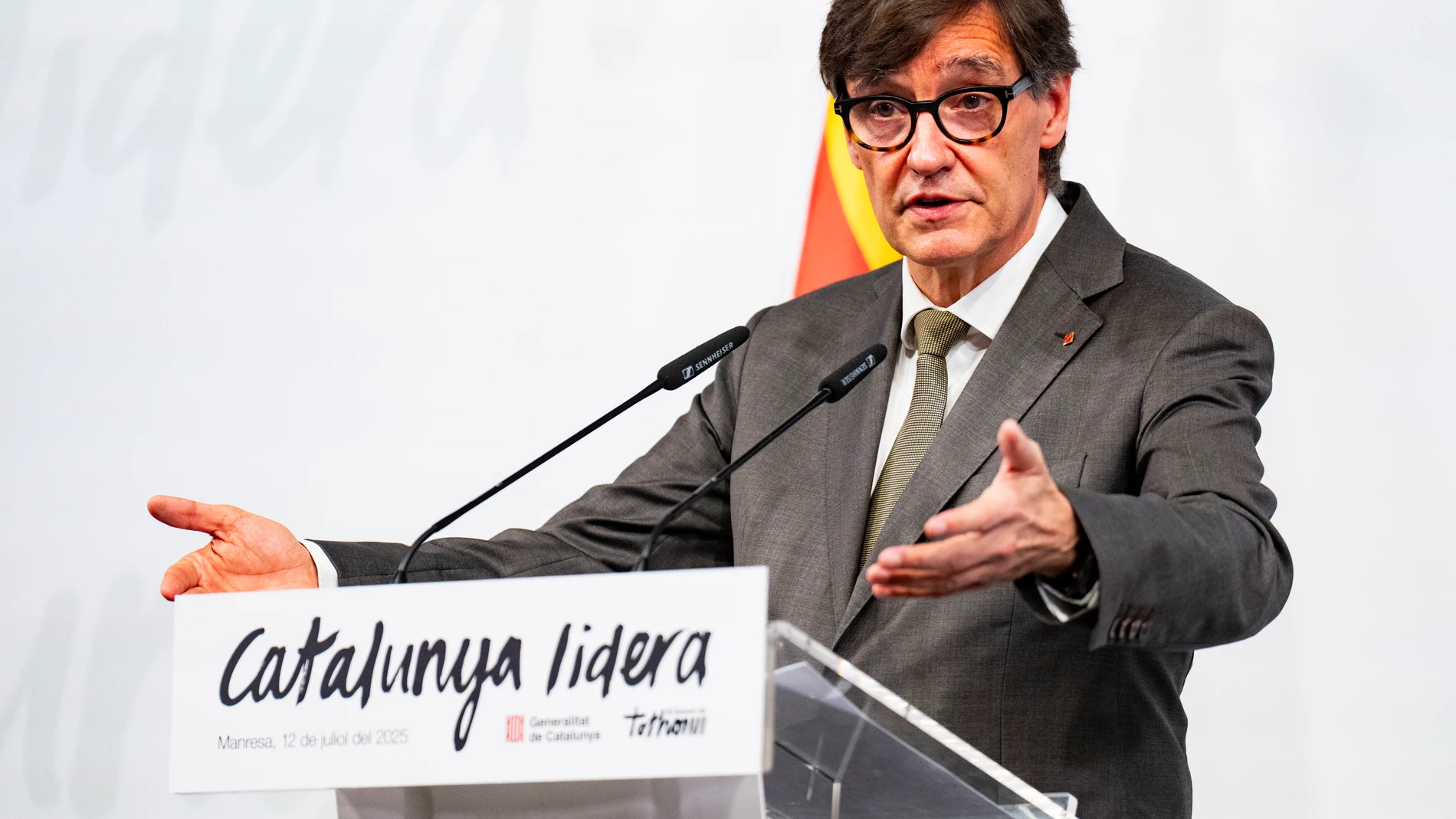 MANRESA (BARCELONA), 12/07/2025.- El presidente de la Generalitat, Salvador Illa, pronuncia la conferencia "Cataluña lidera. Un modelo económico de prosperidad compartida", este sábado en Manresa. EFE/ Siu Wu