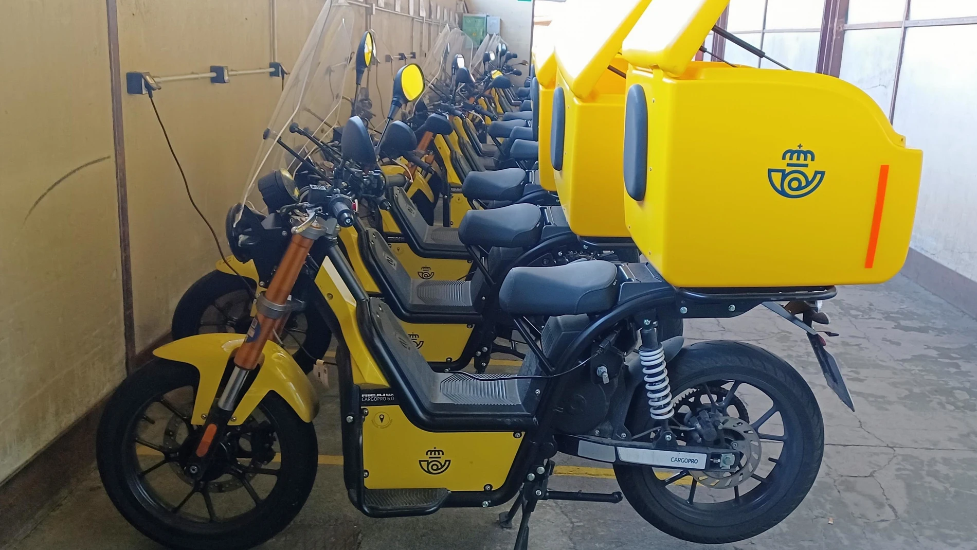 Motos eléctricas para el reparto de Correos en Gipuzkoa REMITIDA / HANDOUT por CORREOS Fotografía remitida a medios de comunicación exclusivamente para ilustrar la noticia a la que hace referencia la imagen, y citando la procedencia de la imagen en la firma 12/07/2025