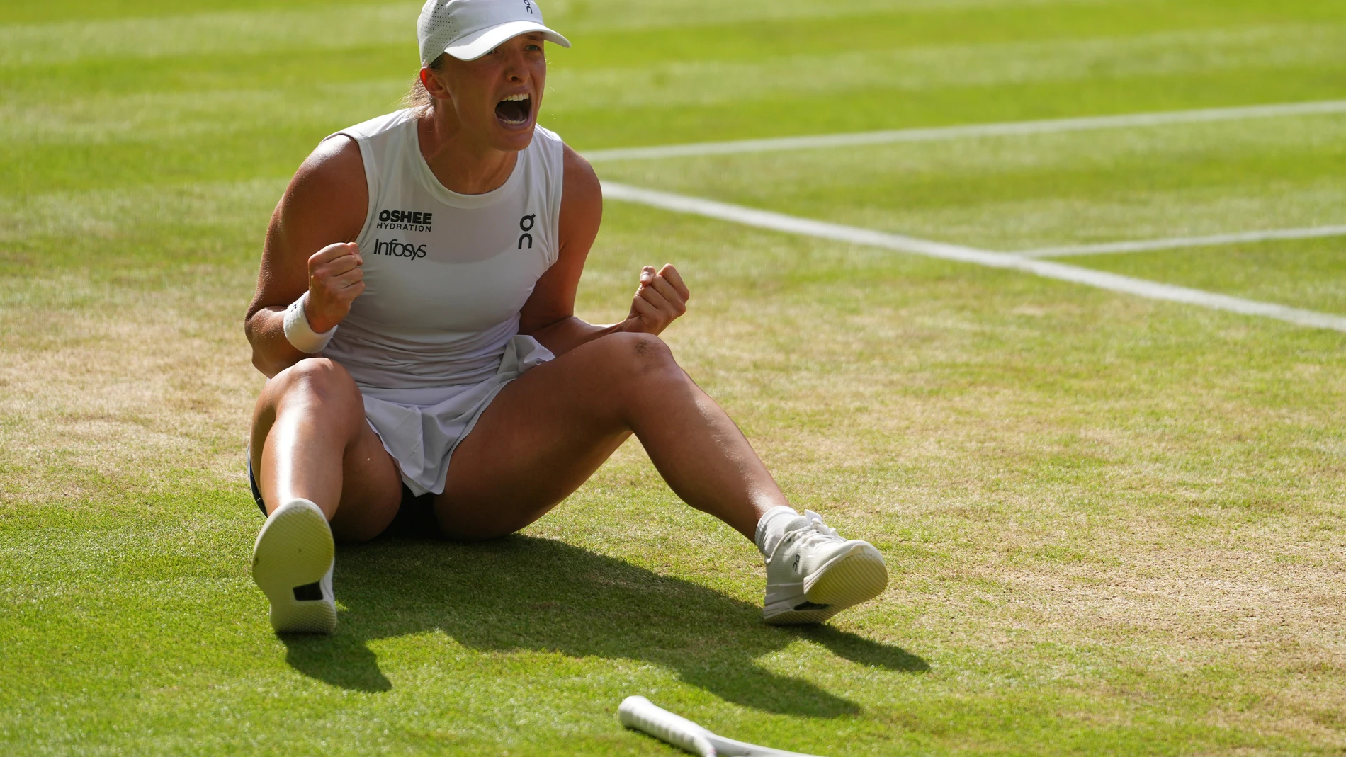 Iga Swiatek of Poland celebrates winning the women's singles final match against Amanda Anisimova of the U.S. at the Wimbledon Tennis Championships in London, Saturday, July 12, 2025.(AP Photo/Kirsty Wigglesworth)