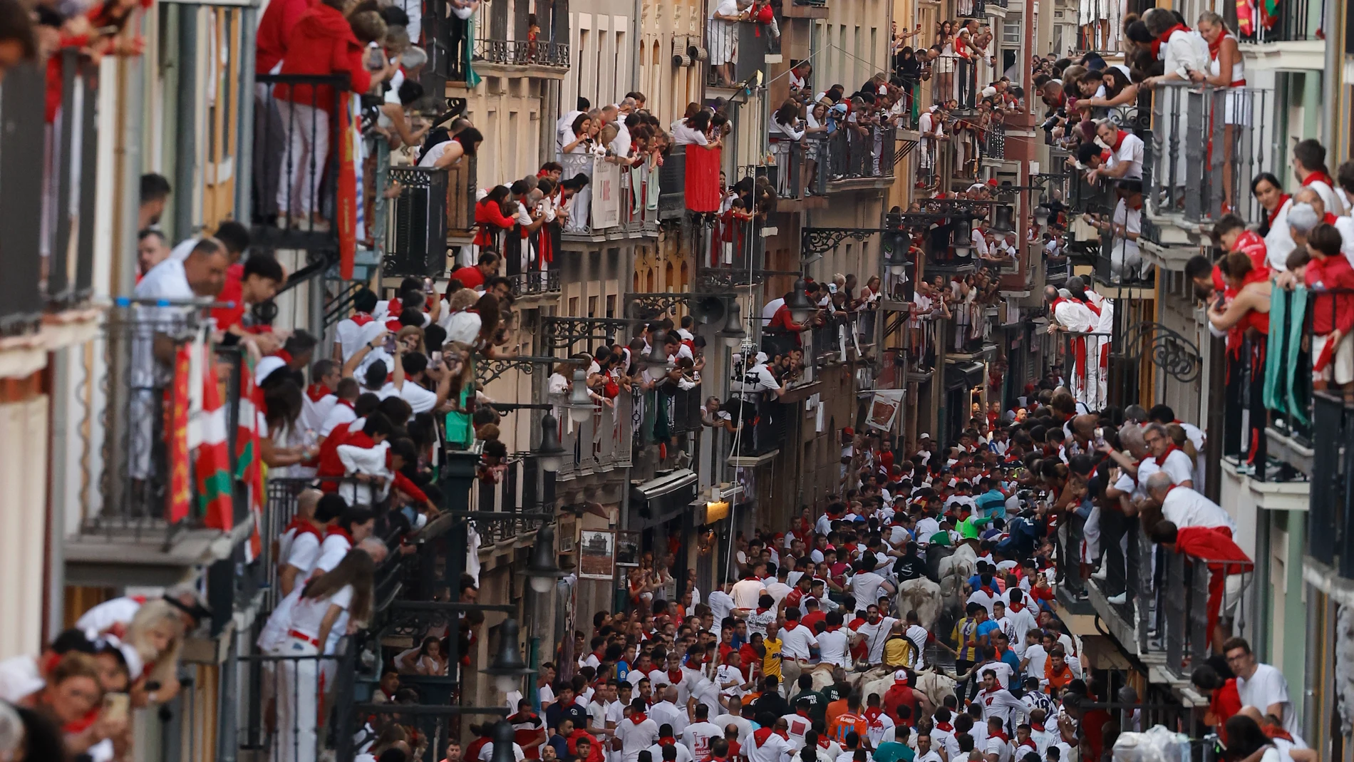 PAMPLONA, 12/07/2025.- Una multitud de mozos abarrota el recorrido durante el sexto encierro de los Sanfermines, este sábado en Pamplona. EFE/Villar López