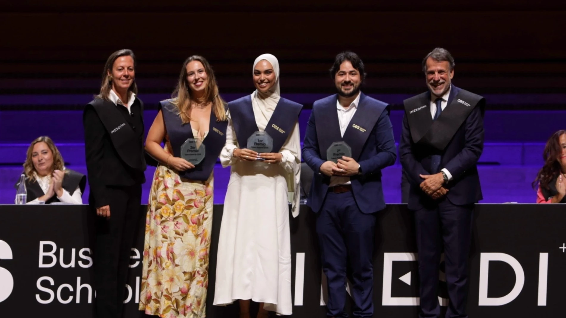 Casilda Güell, decana de OBS Business School; los alumnos Daniela Metello, Iman El Ghaidouni y Gonzalo Figueroa; José Creuheras, presidente de Grupo Planeta y Atresmedia