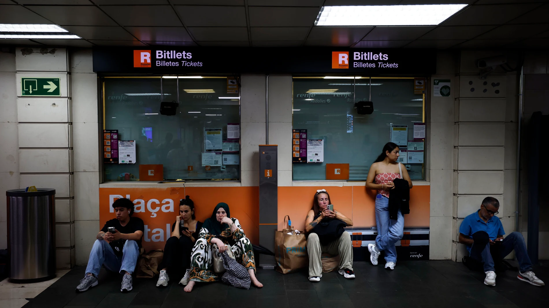 GRAFCAT475. BARCELONA, 12/07/2025.- Aspecto de la estación de Rodalies de Plaça Catalunya este sábado cuando Renfe ha informado este de la suspensión de la circulación de trenes en Cataluña durante la tarde ante el riesgo de inundaciones por las lluvias torrenciales. Protección Civil, que desde el pasado jueves mantiene en alerta el plan Inuncat, ha emitido un comunicado ante la previsión de nuevas lluvias en las próximas horas en el que pide prudencia con las tormentas, especialmente en las ...