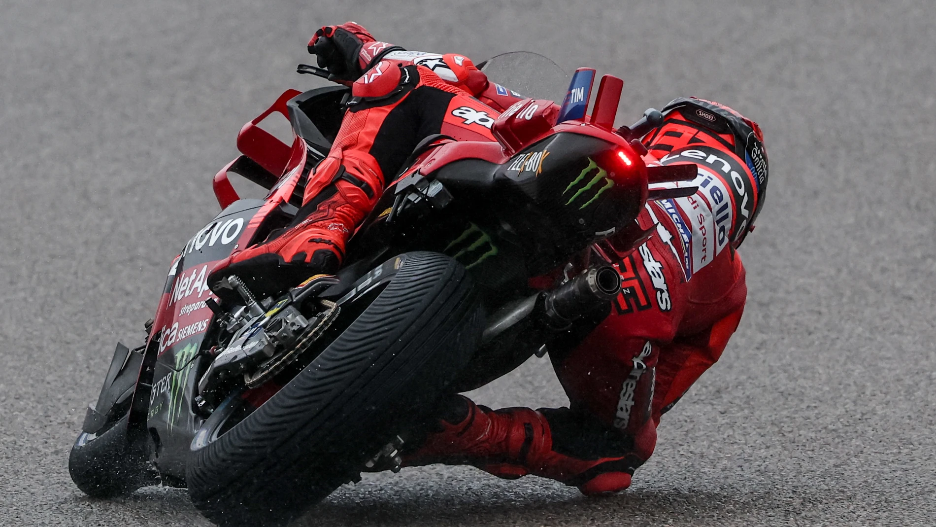 Hohenstein-Ernstthal (Germany), 12/07/2025.- Ducati Lenovo Team rider Marc Marquez of Spain competes during the Qualifying Nr.2 session for Motorcycling Grand Prix of Germany at the Sachsenring racing circuit in Hohenstein-Ernstthal, Germany, 12 July 2025. The 2025 Motorcycling Grand Prix of Germany takes place on 13 July. (Motociclismo, Alemania, España) EFE/EPA/Filip Singer