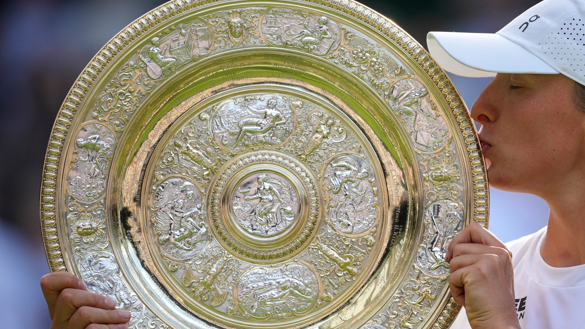 Poland's Iga Swiatek kisses the trophy after beating Amanda Anisimova of the U.S. to win the women's singles final at the Wimbledon Tennis Championships in London, Saturday, July 12, 2025. (AP Photo/Kin Cheung)