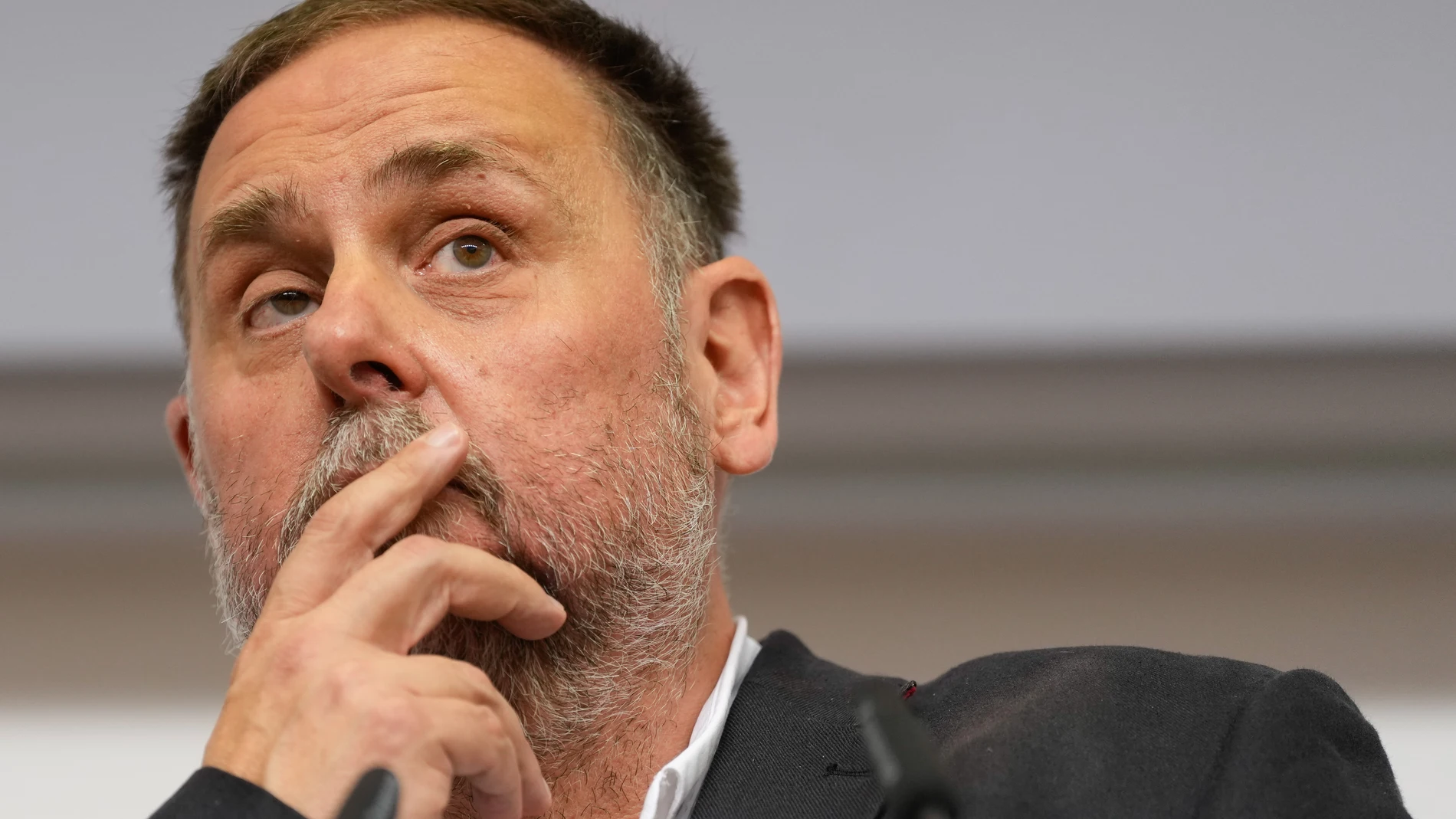BARCELONA, 12/07/2025.- El presidente de ERC, Oriol Junqueras, ofrece una rueda de prensa en la sede del partido en Barcelona, este sábado. EFE/Enric Fontcuberta