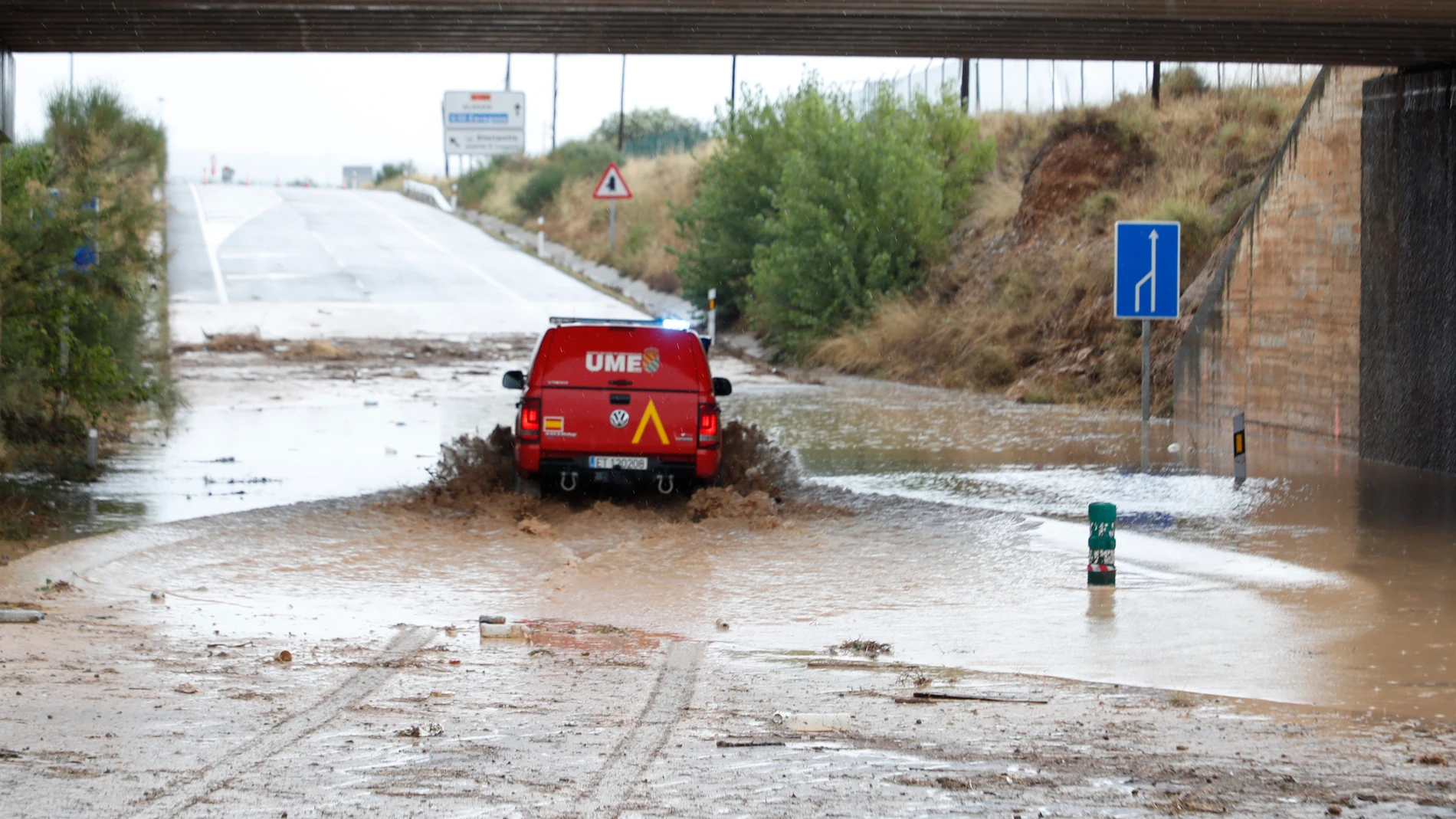 GRISÉN (ZARAGOZA), 12/07/2025.- Efectivos de la Unidad Militar de Emergencias trabajan en una carretera inundada próxima a la localidad zaragozana de Grisén este sábado. EFE/ Javier Belver