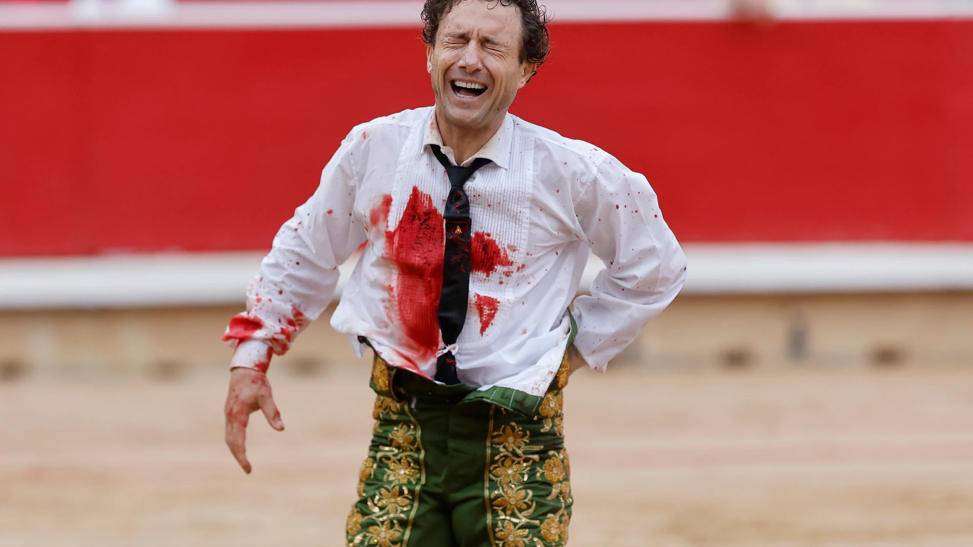 PAMPLONA, 12/07/2025.-El torero Rafalillo durante la lidia a su segundo toro de la tarde, al que cortó una oreja, en la octava de abono de la Feria de Toro de los Sanfermines 2025 con toros de la ganadería de José Escolar y en la que comparte cartel con los diestros Fernando Robleño y Juan de Castilla. EFE/ Villar López
