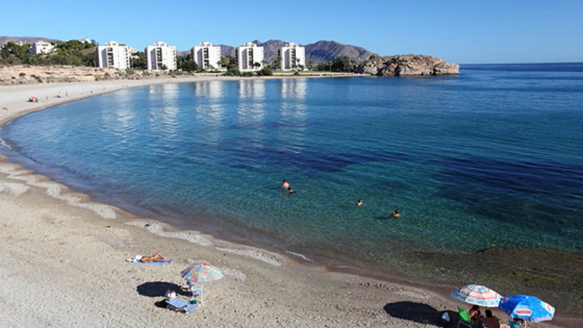 Rescatan a dos hermanas de 11 y 14 años del agua en la playa de El Mojón, Mazarrón