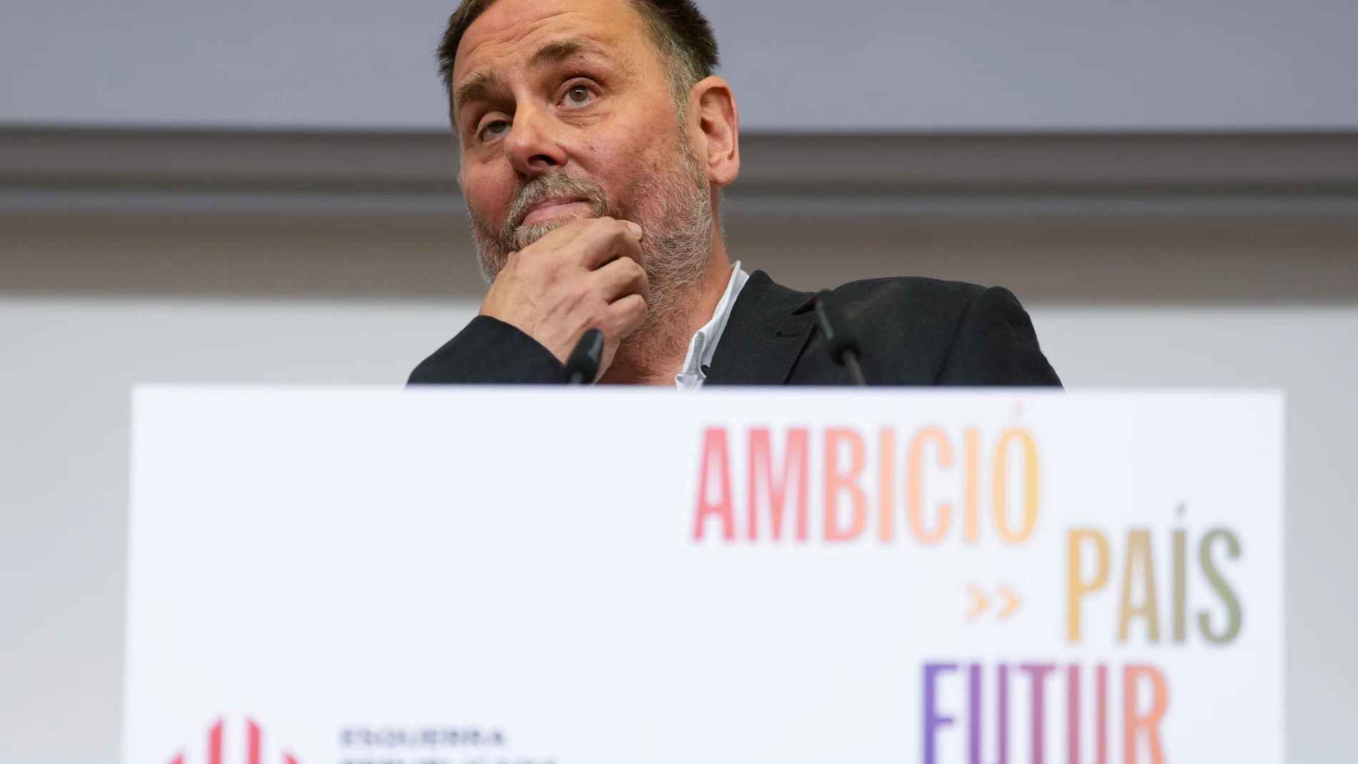 FOTODELDIA BARCELONA, 12/07/2025.- El presidente de ERC, Oriol Junqueras, ofrece una rueda de prensa en la sede del partido en Barcelona, este sábado. EFE/Enric Fontcuberta