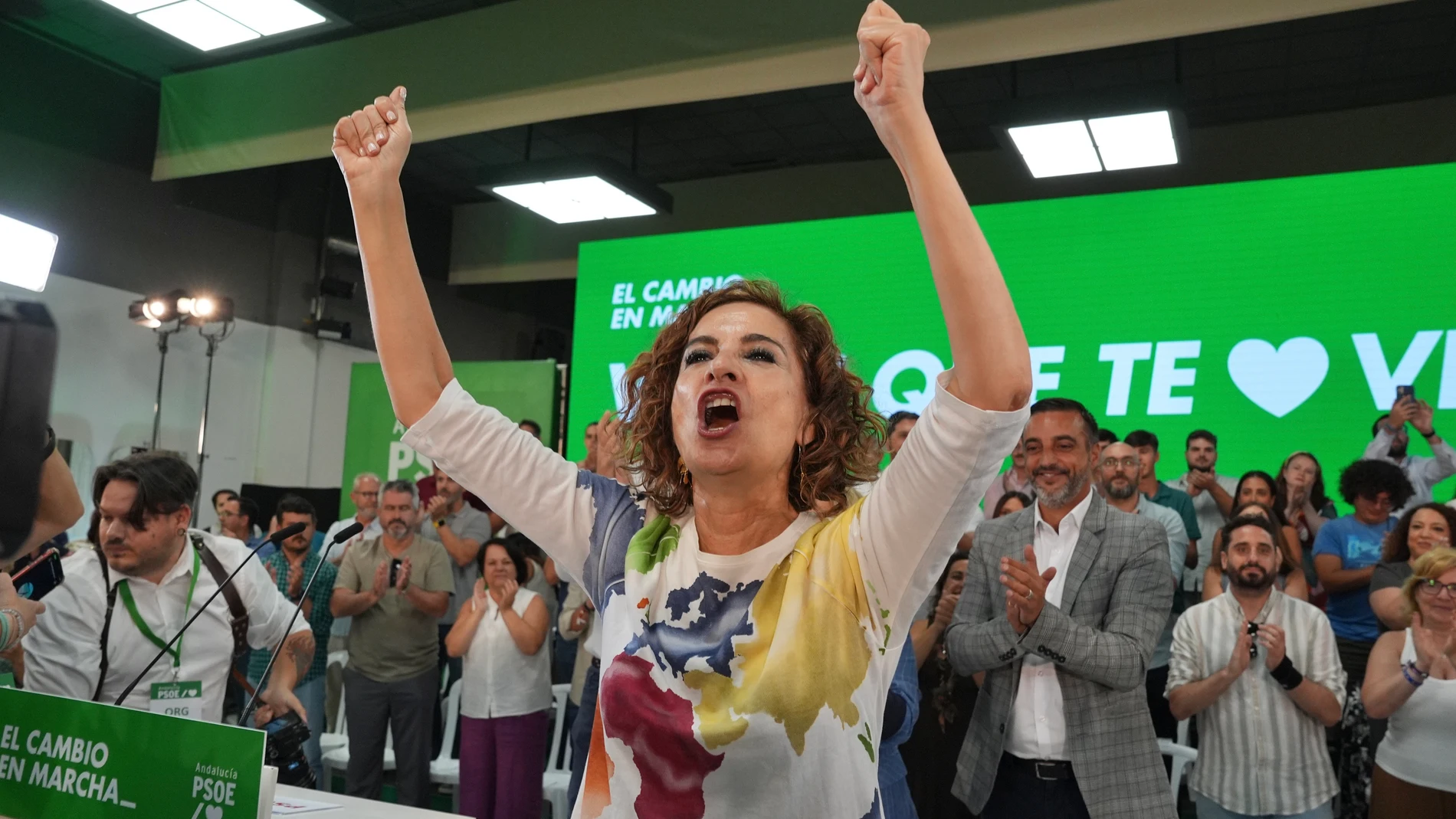 JEREZ DE LA FRONTERA (CÁDIZ), 12/07/2025.- La vicepresidenta del Gobierno, ministra de Hacienda, y candidata del PSOE-A a la Junta de Andalucía, María Jesús Montero, durante el acto de partido celebrado este sábado en Jerez de la Frontera (Cádiz). EFE/Román Ríos.