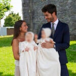 Marta Pombo con su marido, Luis Zamalloa, y sus hijas Candela y María.