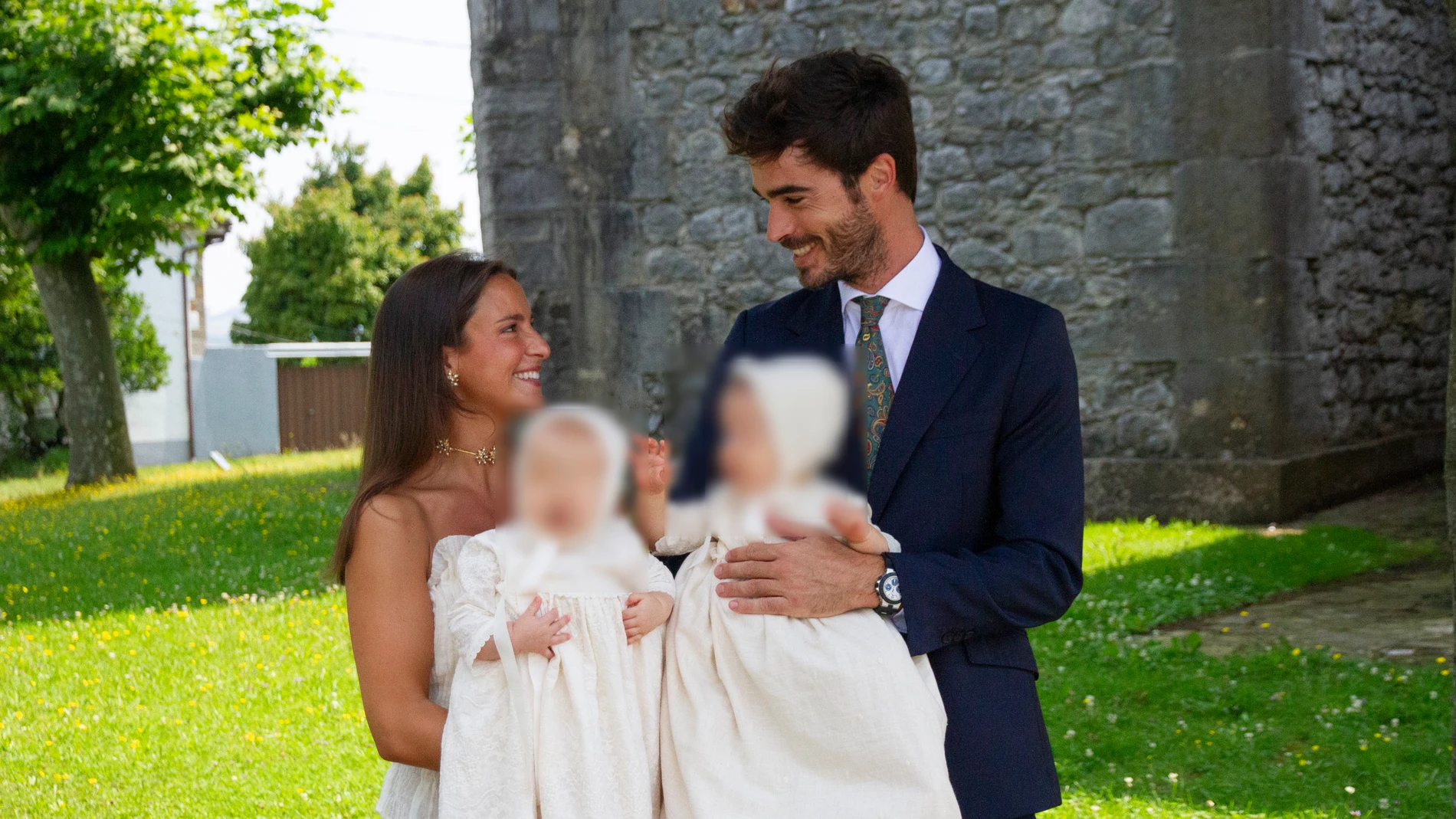 Marta Pombo con su marido, Luis Zamalloa, y sus hijas Candela y María.