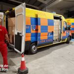 Reparto de material por parte de la Junta a los más de 400 evacuados de los campamentos de Burgos