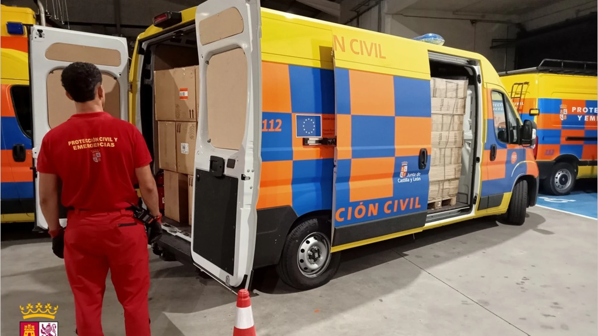 Reparto de material por parte de la Junta a los más de 400 evacuados de los campamentos de Burgos