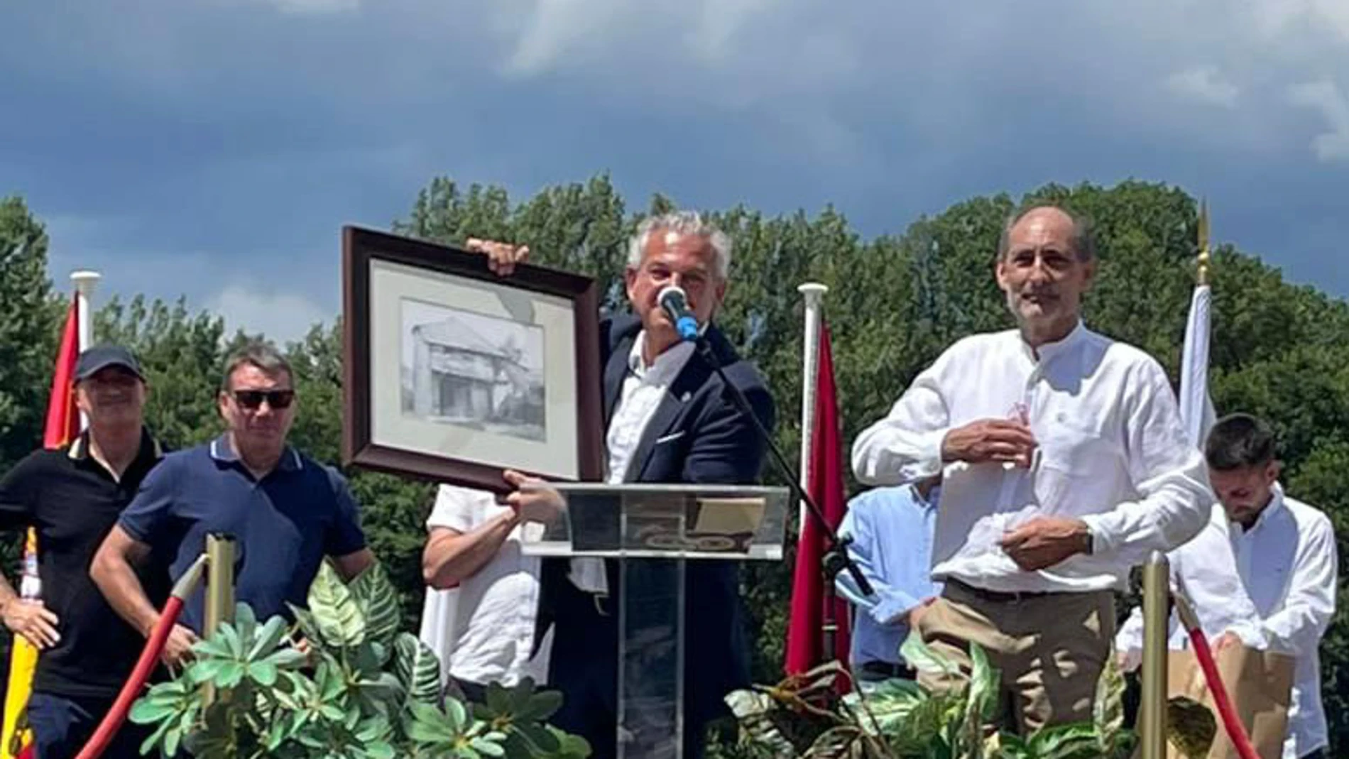 El delegado del Gobierno, Nicanor Sen, da el pregón con motivo de las Fiestas de La Cabrera 2025