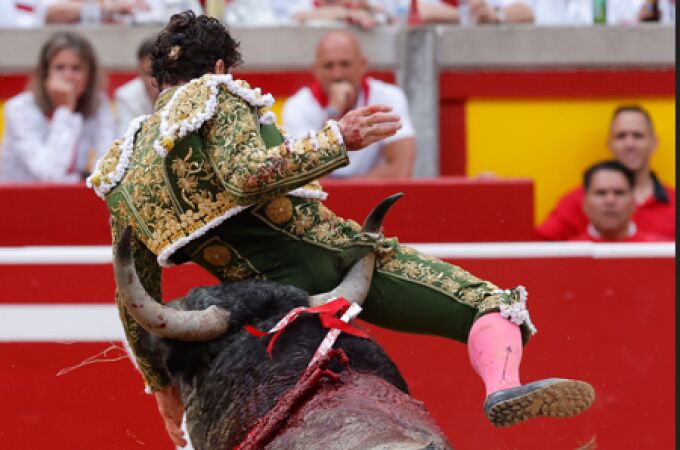 La épica de Juan de Castilla y la trágica cogida de Rafaelillo marcan la tarde de Escolar en los sanfermines