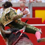 La épica de Juan de Castilla y la trágica cogida de Rafaelillo marcan la tarde de Escolar en los sanfermines