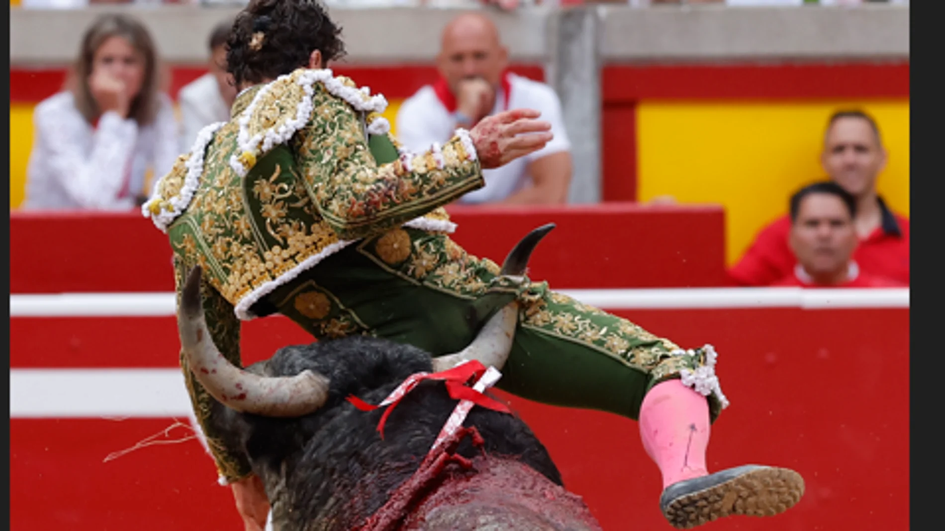 La épica de Juan de Castilla y la trágica cogida de Rafaelillo marcan la tarde de Escolar en los sanfermines