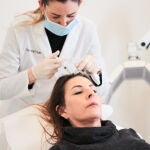 La presbialopecia es simplemente el paso del tiempo haciendo su trabajo. Es un proceso natural. Y puede frenarse.