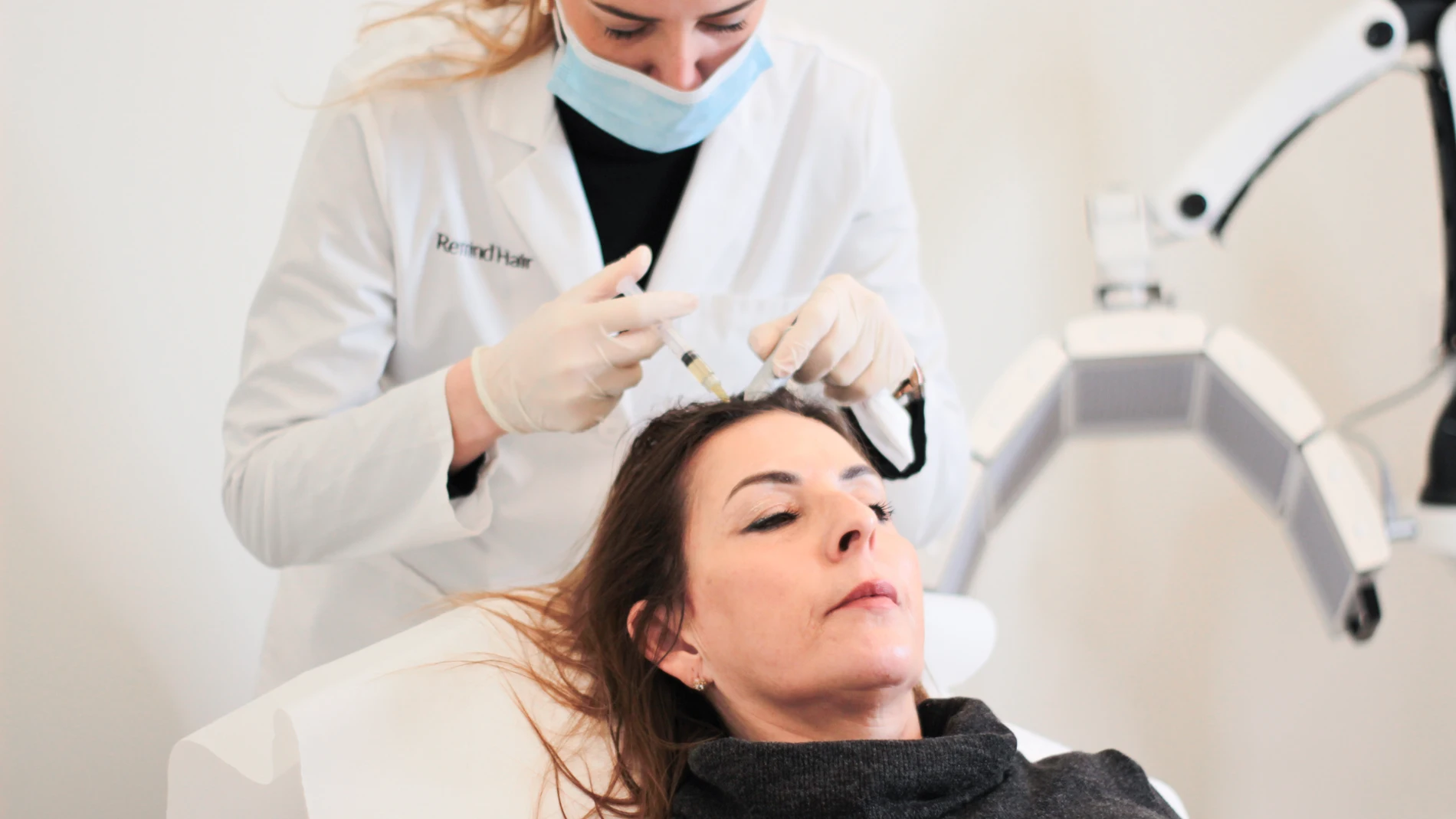 La presbialopecia es simplemente el paso del tiempo haciendo su trabajo. Es un proceso natural. Y puede frenarse.