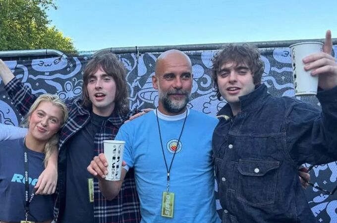 Pep Guardiola se hace "la foto del siglo" con los hijos de Liam y Noel Gallagher en el concierto de Oasis