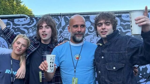 Pep Guardiola se hace "la foto del siglo" con los hijos de Liam y Noel Gallagher en el concierto de Oasis
