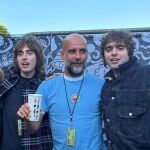 Pep Guardiola se hace "la foto del siglo" con los hijos de Liam y Noel Gallagher en el concierto de Oasis