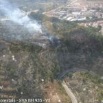 Un incendio en una zona de difícil acceso en Moixent (Valencia) preocupa a los Bomberos