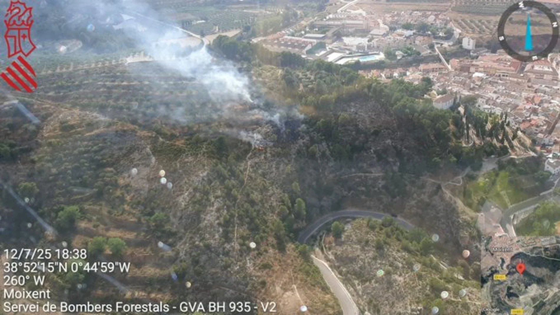 Un incendio en una zona de difícil acceso en Moixent (Valencia) preocupa a los Bomberos