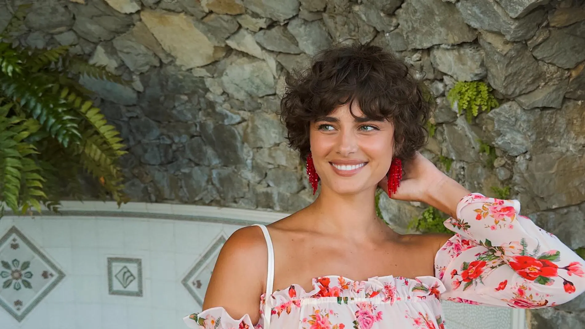 Modelo con corte de pelo pixie.