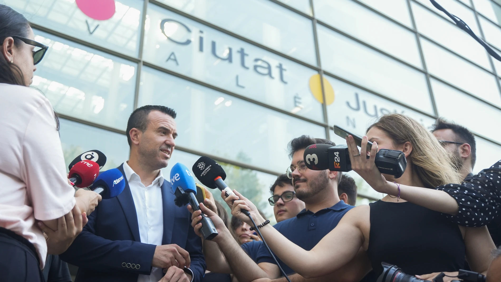 El presidente de la Diputació de València, Vicent Mompó, atiende a los medios tras su declaración como testigo ante la jueza que investiga la causa por la gestión de la dana del 29 de octubre, en el Tribunal Superior de Justicia de la Comunitat Valenciana, a 17 de julio de 2025, en Valencia, Comunidad Valenciana (España). Es la tercera declaración de Mompó como testigo en esta causa que investiga los homicidios y las lesiones cometidos por imprudencia grave el 29 de octubre, cuando falleciero...