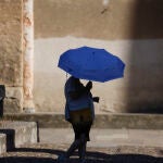 Imagen de una persona cubriéndose del sol