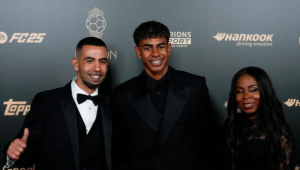 Lamine Yamal con sus padres