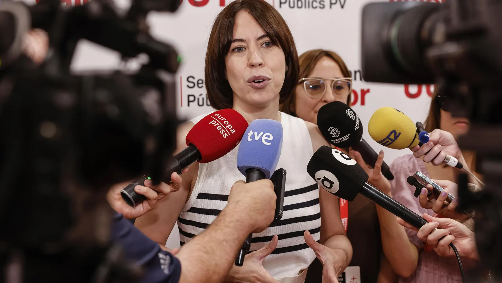 Morant afea a Feijóo que "se apunte a deportar a migrantes": "Está en una pugna con Abascal a ver quién es más fascista"