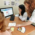 Consulta del Viajero en el Hospital Universitario de Valme con la médica preventivista Dra. Marta Oliva y la supervisora de Enfermería Chelo García atendiendo a una viajera que viaja a Sudamérica.