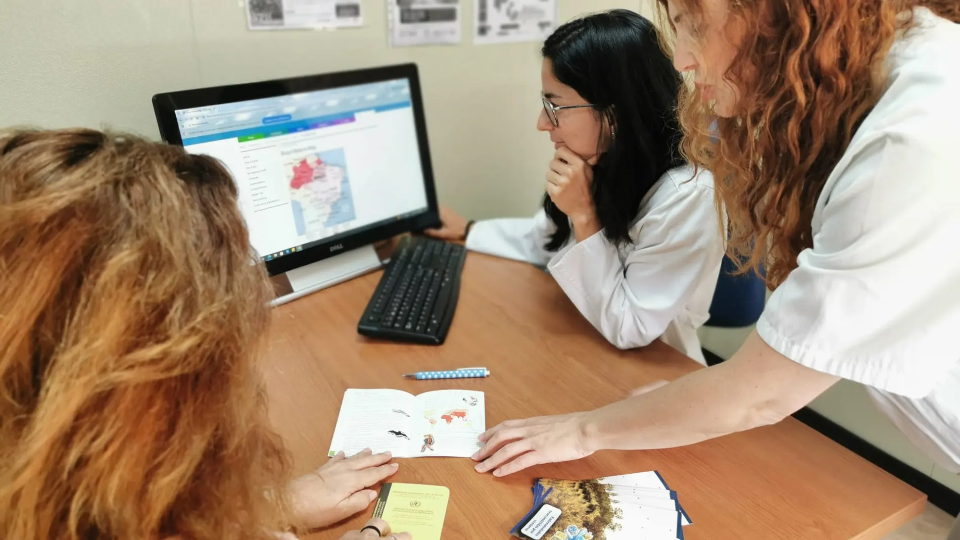 Consulta del Viajero en el Hospital Universitario de Valme con la médica preventivista Dra. Marta Oliva y la supervisora de Enfermería Chelo García atendiendo a una viajera que viaja a Sudamérica.
