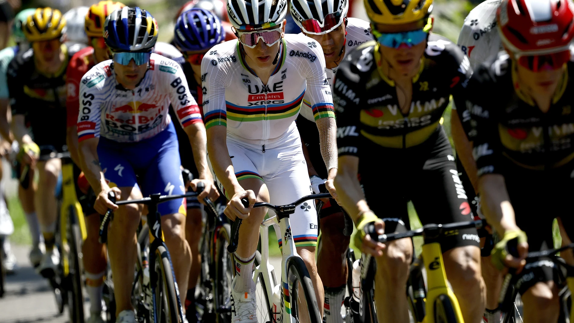 (France), 17/07/2025.- Slovenian rider Tadej Pogacar (C) of UAE Team Emirates in action during the 12th stage of the Tour de France cycling race over 180.6km from Auch to Hautacam, France, 17 July 2025. (Ciclismo, Francia) EFE/EPA/MARTIN DIVISEK
