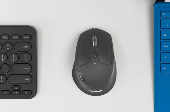 La curvatura del Logitech M720 Triathlon sigue la curvatura natural de la mano para ofrecer un apoyo perfecto de la palma
