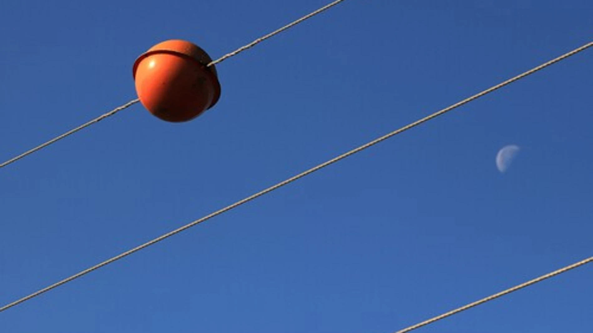 Cómo se llaman las bolas rojas de los cables de alta tensión y por qué son tan importantes
