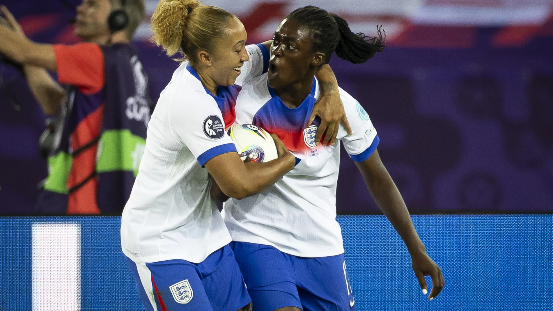 Zurich (Switzerland), 17/07/2025.- England's Michelle Agyemang (R) celebrates scoring the 2-2 goal with teammate Lauren James during the UEFA Women's EURO 2025 quarterfinals soccer match between Sweden and England, in Zurich, Switzerland, 17 July 2025. (Suecia, Suiza) EFE/EPA/MICHAEL BUHOLZER
