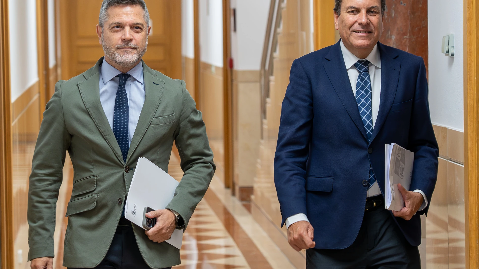El consejero portavoz de la Junta, Carlos Fernández Carriedo, junto con el director de comunicación, Julio López